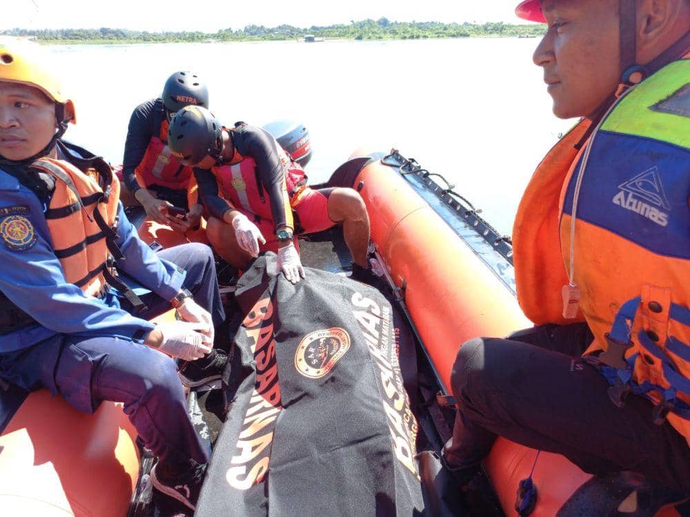 Tim SAR saat mengevakuasi korban tenggelam (dok. SAR Mataram)