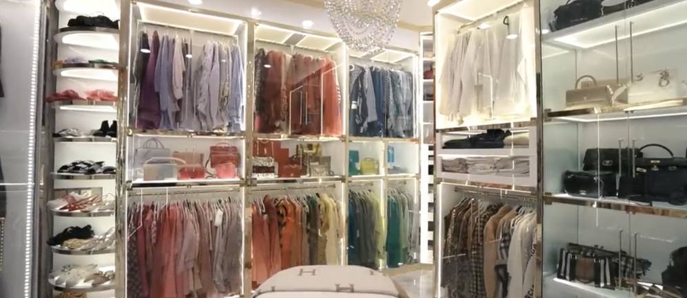 momen Ashanty main ke walk-in closet milik Tasyi Athasyia (youtube.com/TheHermansyahA6World)