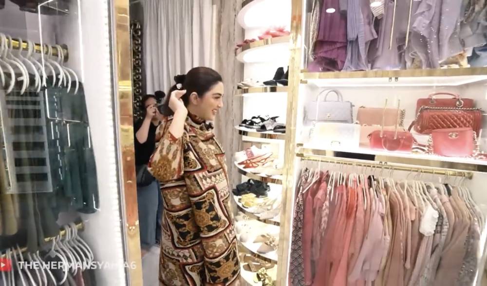 momen Ashanty main ke walk-in closet milik Tasyi Athasyia (youtube.com/TheHermansyahA6World)