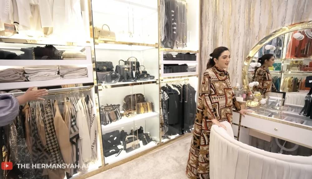 momen Ashanty main ke walk-in closet milik Tasyi Athasyia (youtube.com/TheHermansyahA6World)