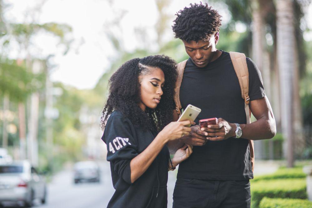 ilustrasi pasangan yang sedang mengecek smartphone (unsplash.com/Shawn Fields)