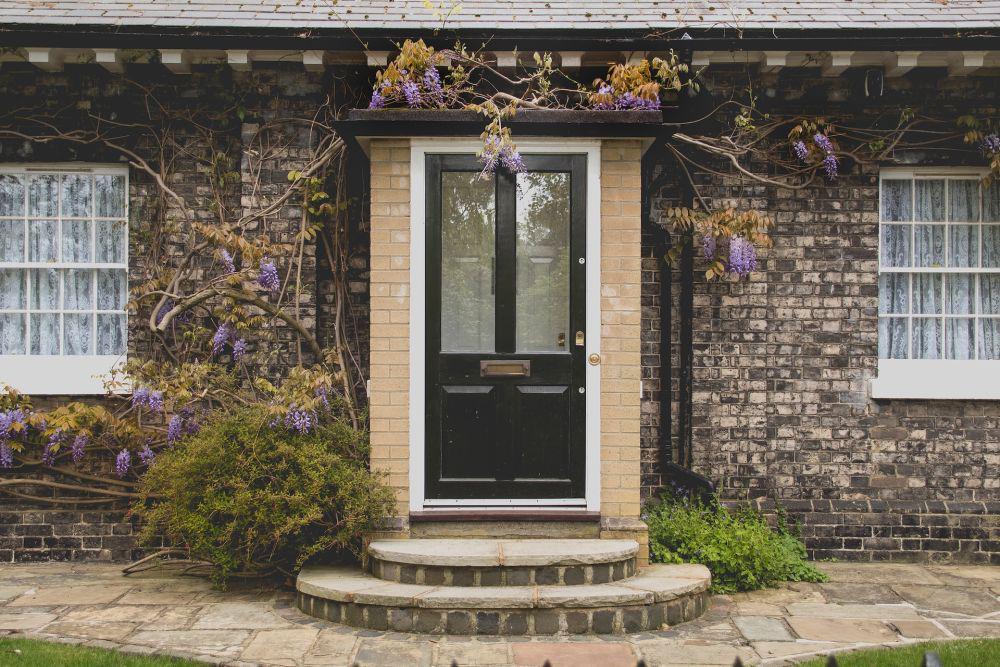 5 Tips Memilih Bahan dan Warna yang Tepat untuk Pintu Rumah