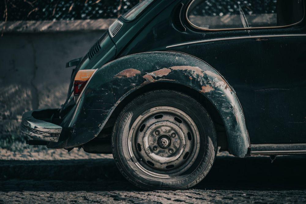ilustrasi cat mobil yang baret (pexels.com/Tahir Osman)