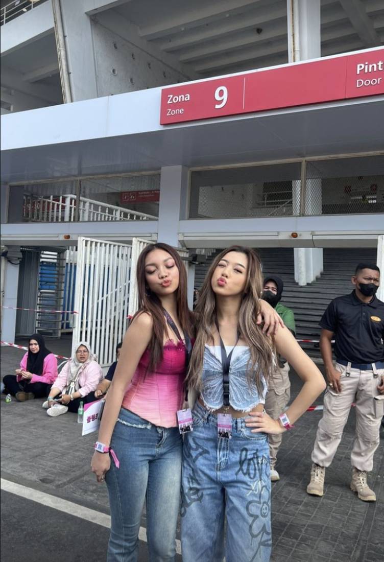 Gaya artis nonton Blackpink. (instagram.com/naura.ayu)