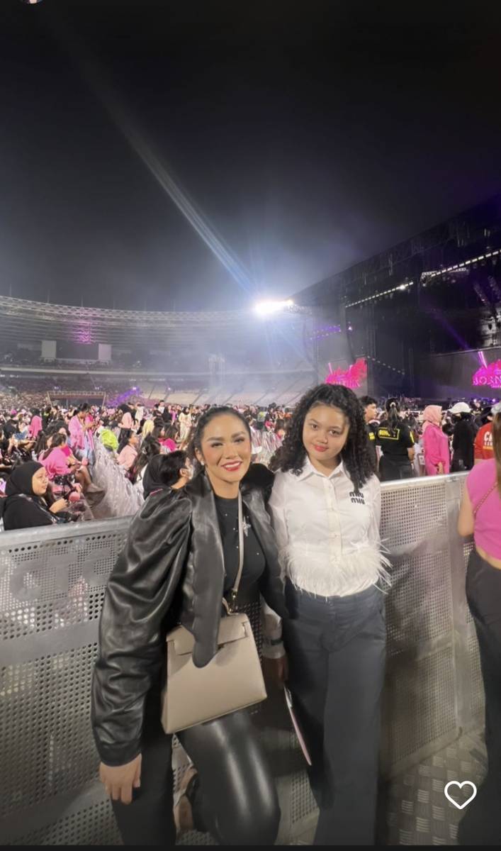 Gaya artis nonton Blackpink. (instagram.com/krisdayantilemos)