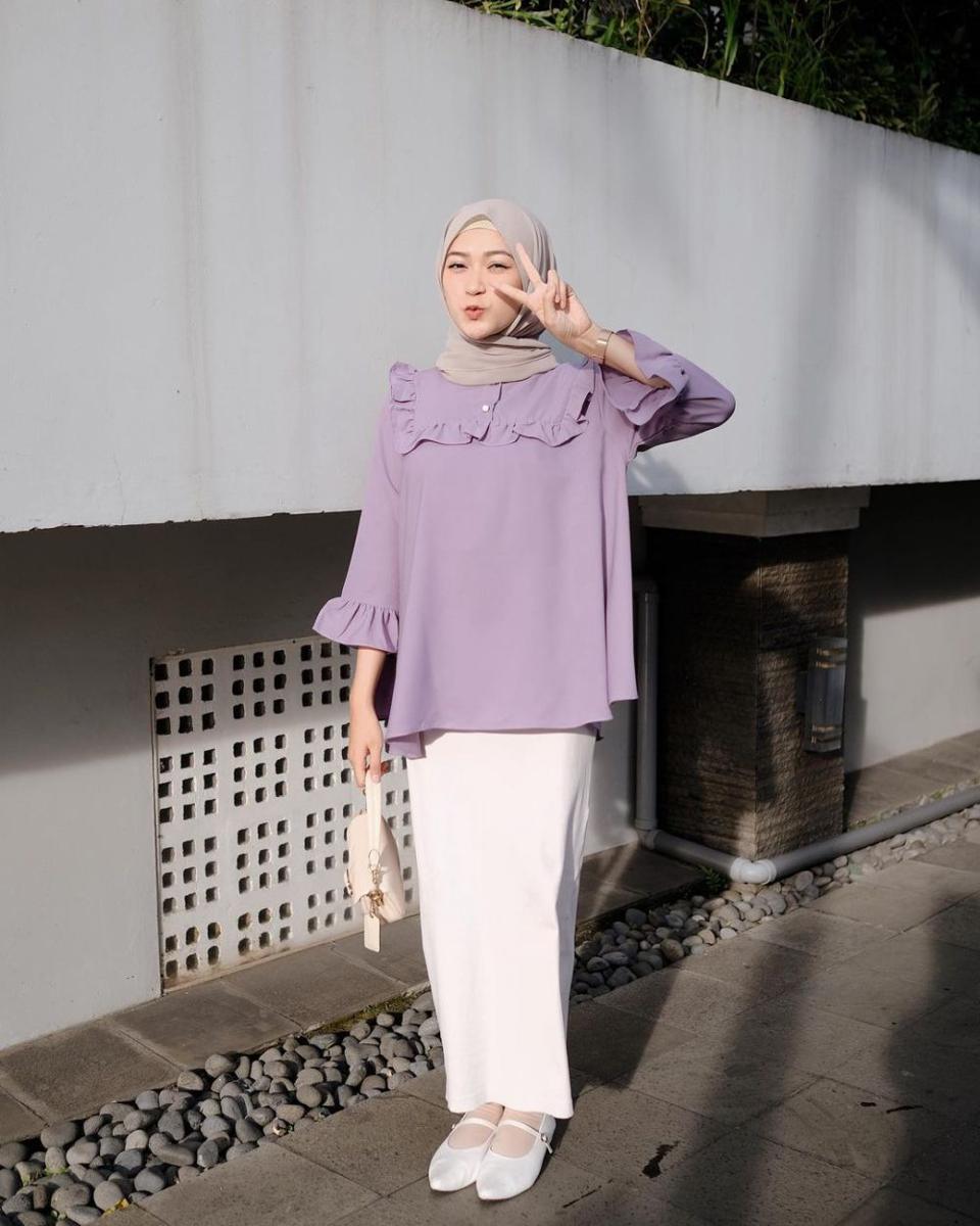 10 Ide OOTD Hijab Casual Ala Saritiw (instagram.com/saritiw)