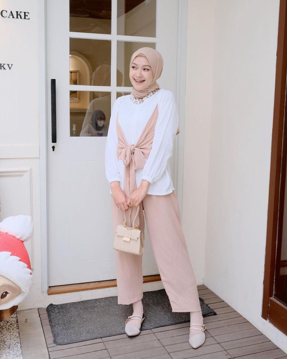 10 Ide OOTD Hijab Casual Ala Saritiw (instagram.com/saritiw)