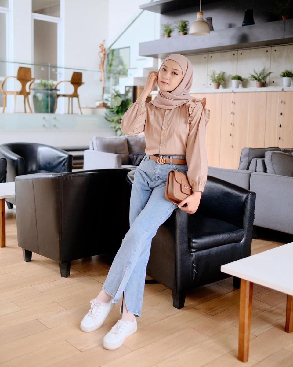 10 Ide OOTD Hijab Casual Ala Saritiw (instagram.com/saritiw)