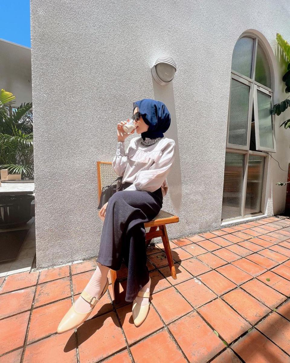 10 Ide OOTD Hijab Casual Ala Saritiw (instagram.com/saritiw)