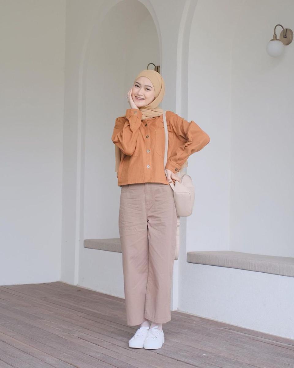 10 Ide OOTD Hijab Casual Ala Saritiw (instagram.com/saritiw)