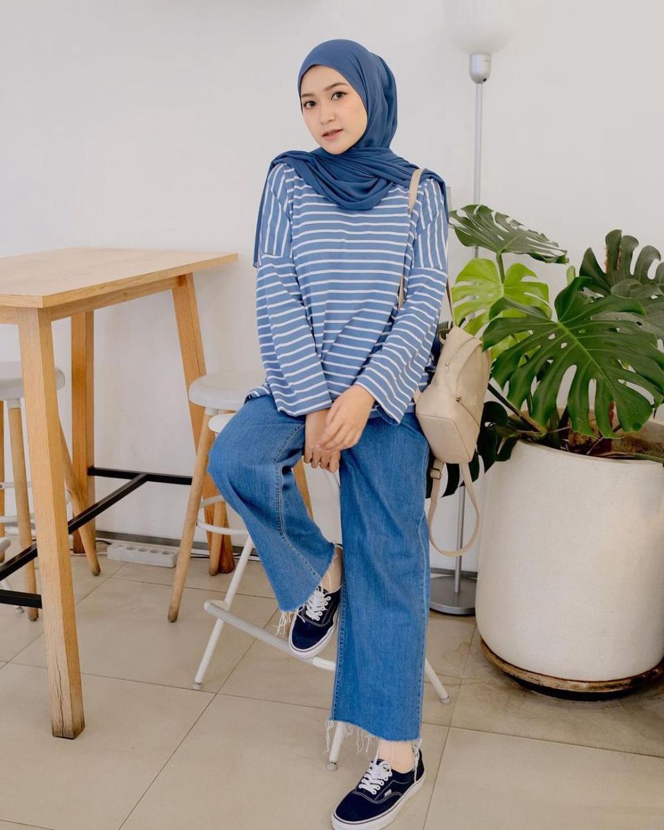 10 Ide OOTD Hijab Casual Ala Saritiw (instagram.com/saritiw)