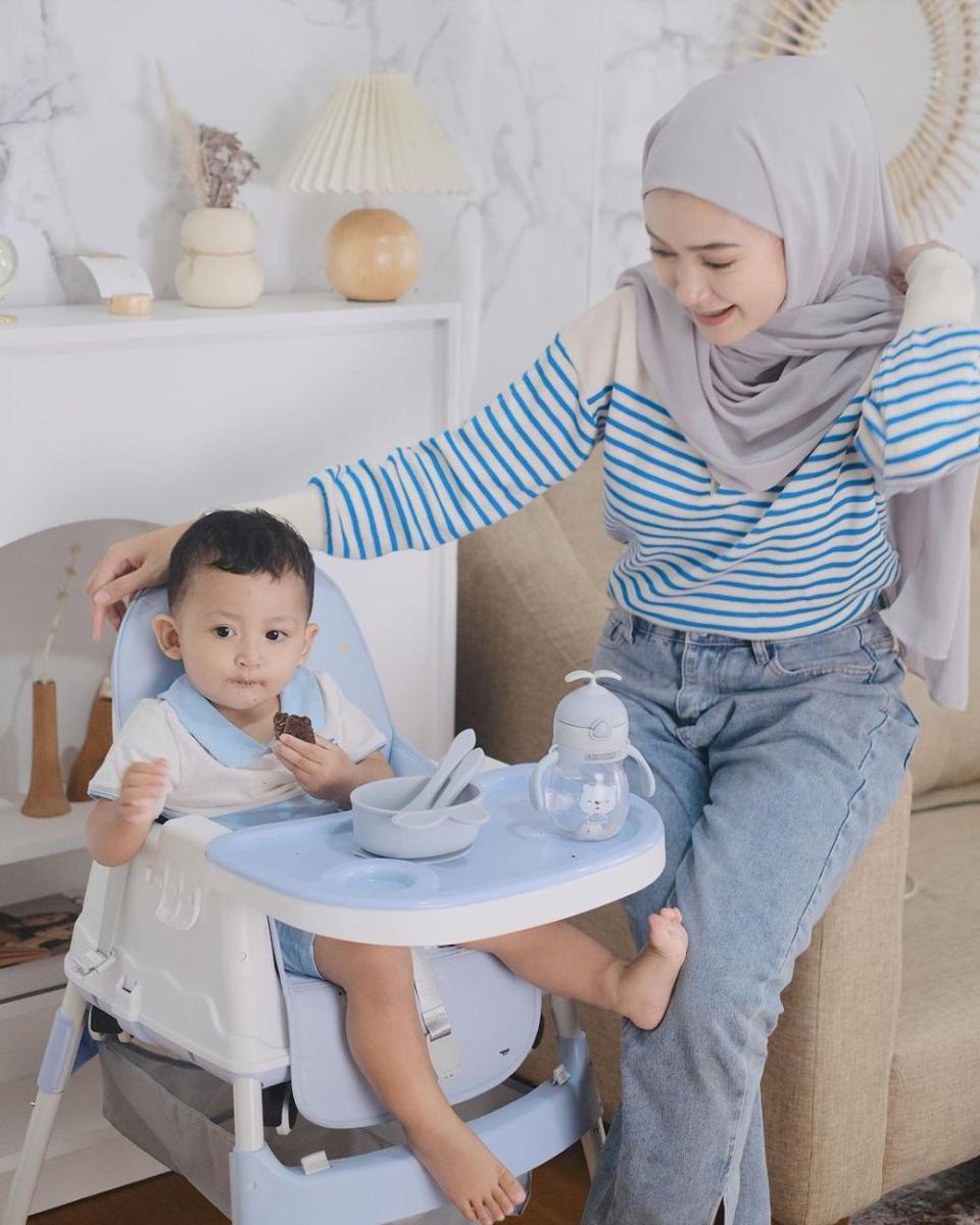 10 Ide OOTD Hijab Casual Ala Saritiw (instagram.com/saritiw)