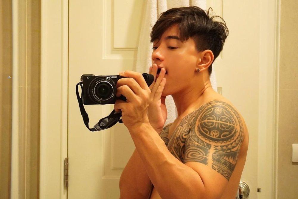 10 Potret Phuwaryne Keenan Flexing Badan Tegapnya, Bugar Banget!