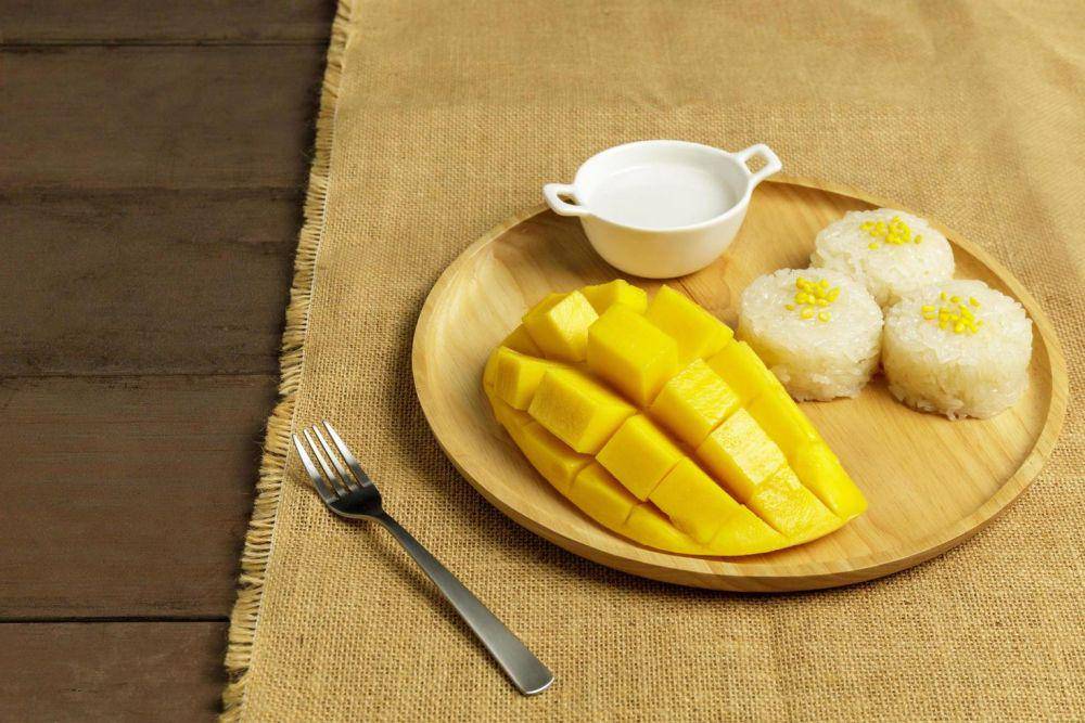 ilustrasi mango sticky rice (vecteezy.com/noomkim)