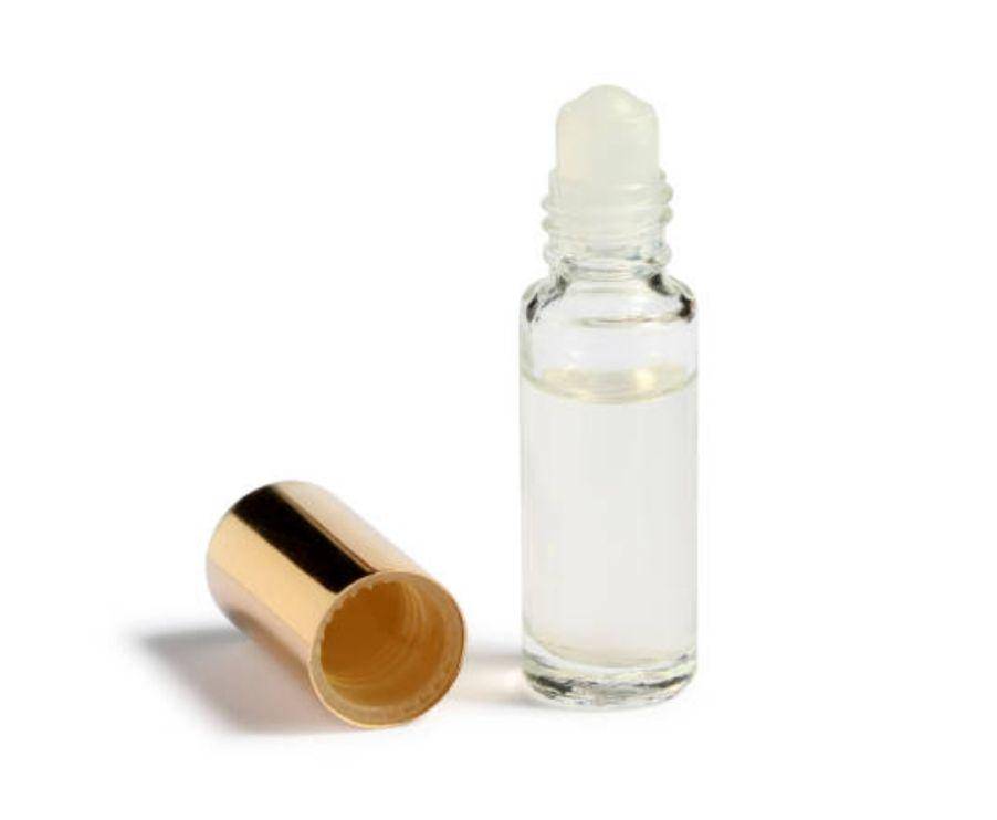 ilustrasi parfum roll on (istockphoto.com/Winai_Tepsuttinun)