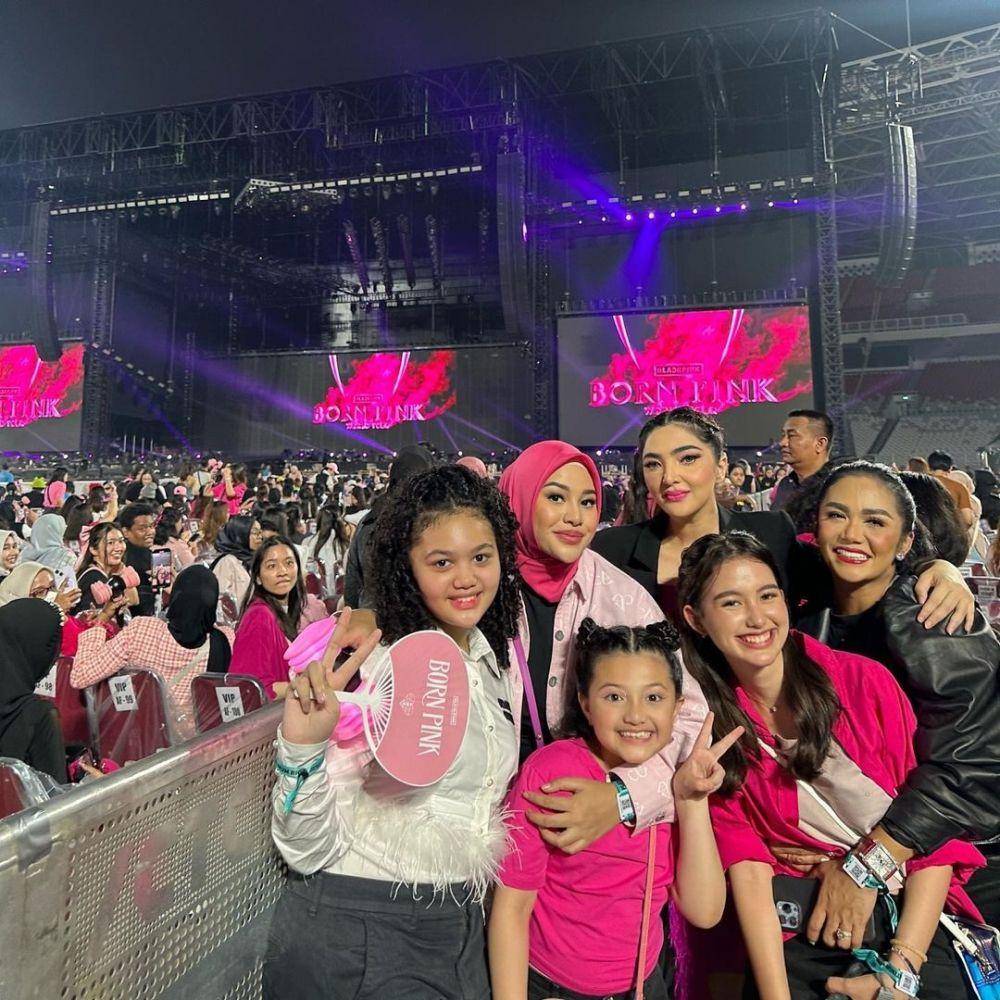 Aurel Hermansyah dan keluarga nonton BLACKPINK (instagram.com/ashanty_ash)