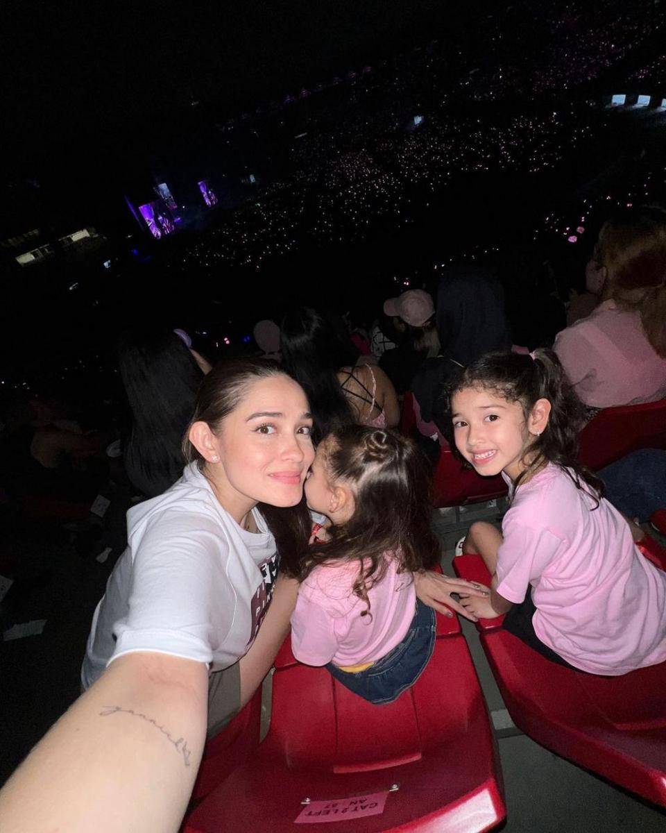 momen keluarga Yasmine Wildblood nonton konser BLACKPINK (instagram.com/yaswildblood)