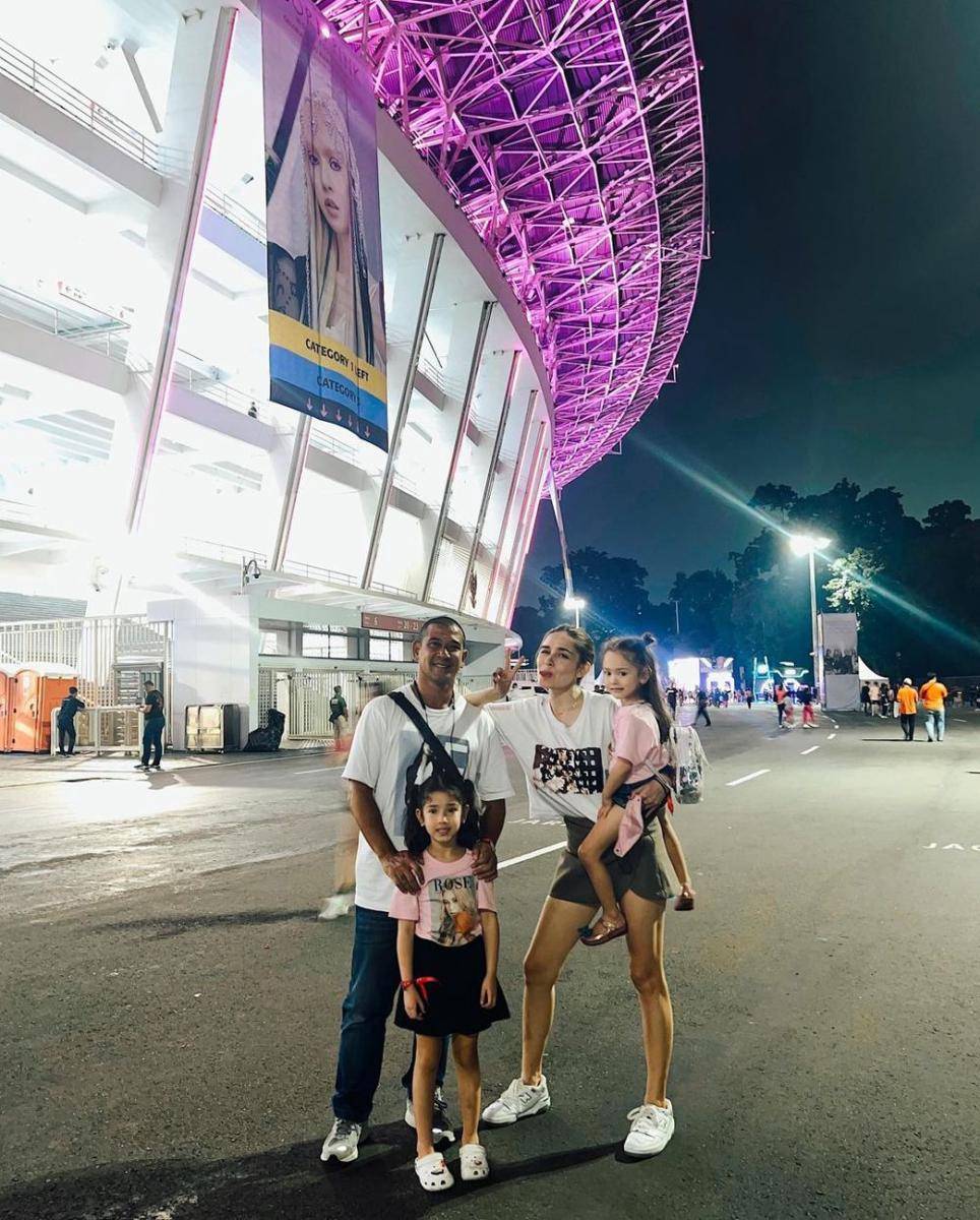 momen keluarga Yasmine Wildblood nonton konser BLACKPINK (instagram.com/yaswildblood)