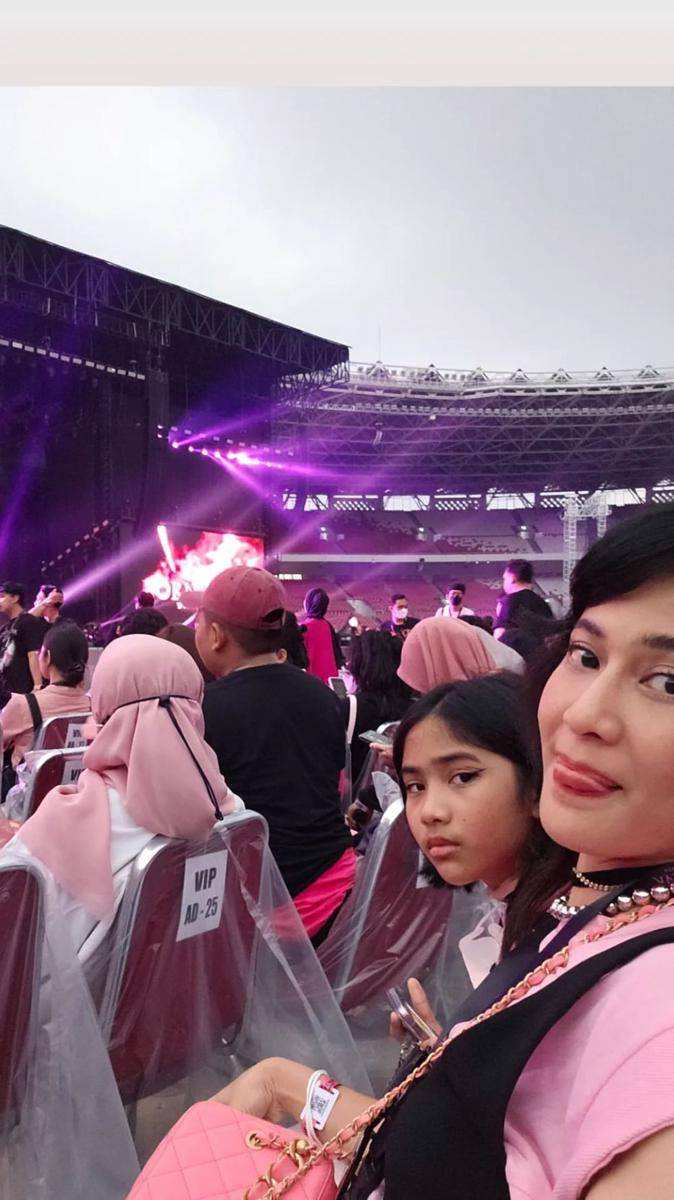 potret Dian Sastrowardoyo dan buah hati (instagram.com/therealdisastr)