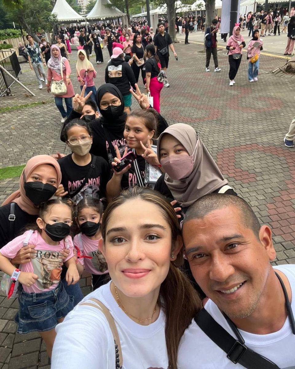 momen keluarga Yasmine Wildblood nonton konser BLACKPINK (instagram.com/yaswildblood)