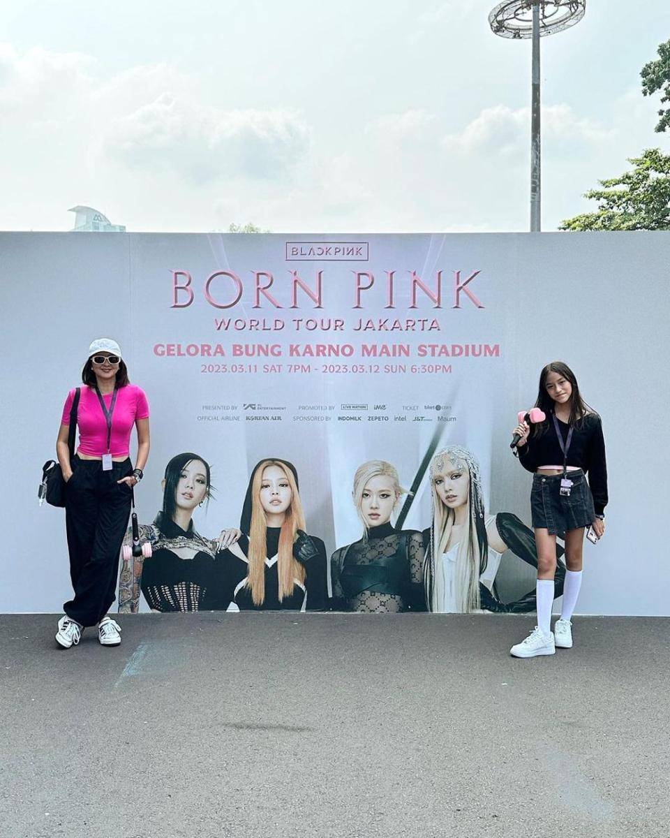 Gaya Sabrina Sinathrya di konser Blackpink day 2 (instagram.com/dagnesia)