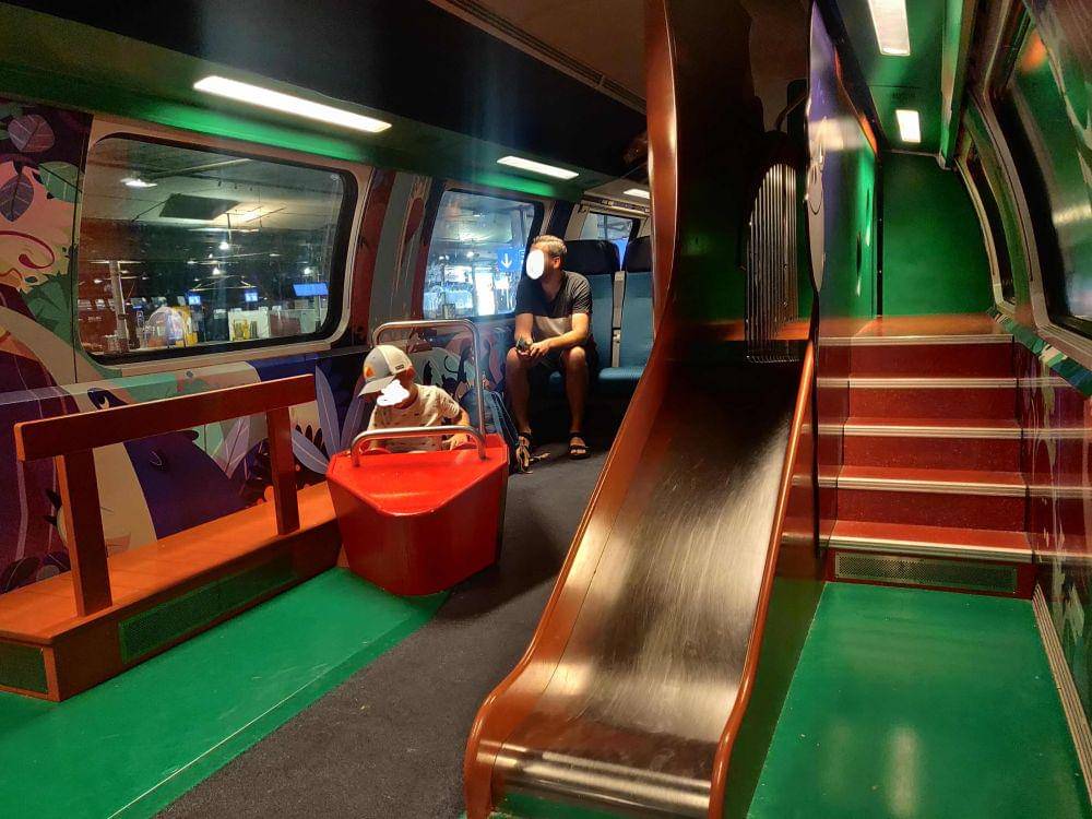 potret fasilitas unik di dalam kereta (reddit.com/user/BIobbie)