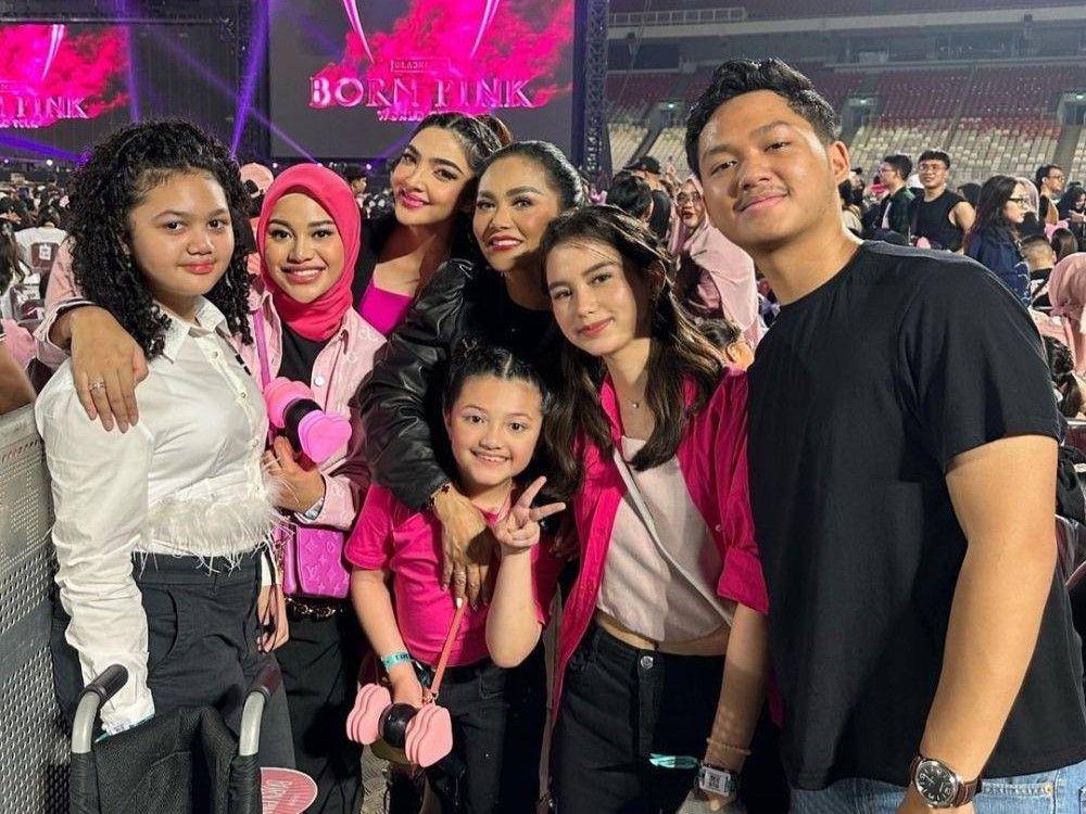 Aurel Hermansyah dan keluarga nonton BLACKPINK (instagram.com/ashanty_ash)