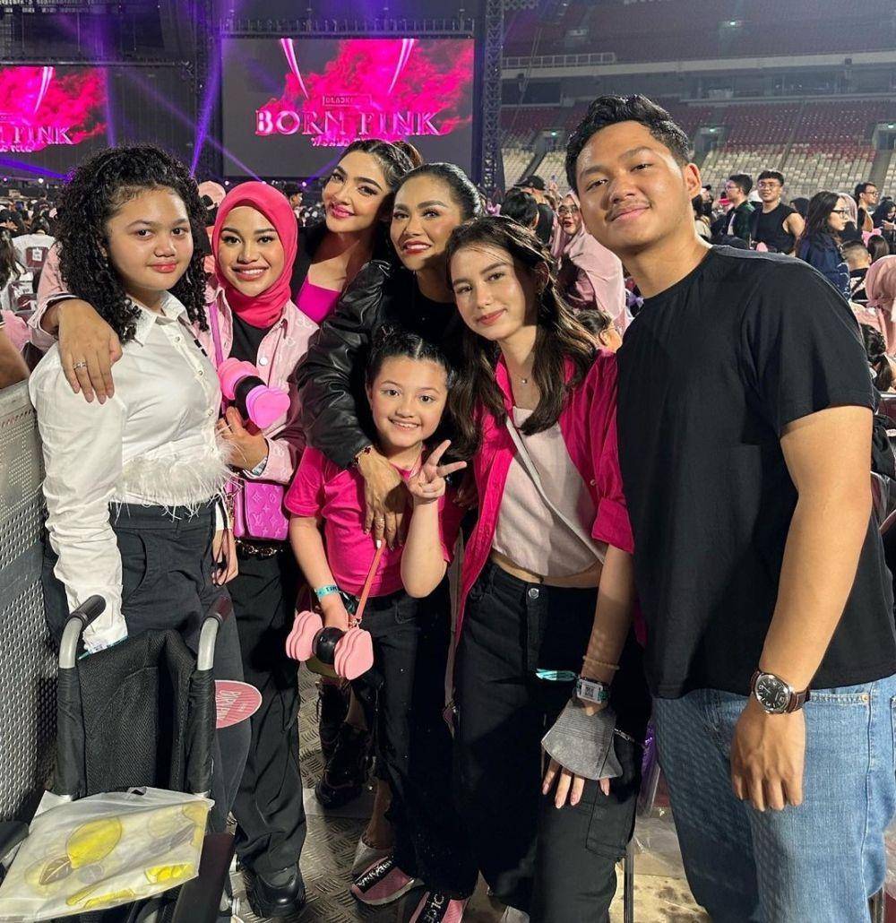 Aurel Hermansyah dan keluarga nonton BLACKPINK (instagram.com/ashanty_ash)