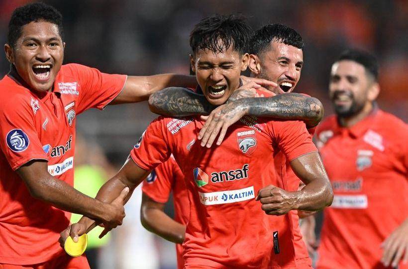 Selebrasi penggawa Borneo FC usai membobol gawang PSIS, Minggu (12/3/2023). (Twitter/@BorneoSMR).