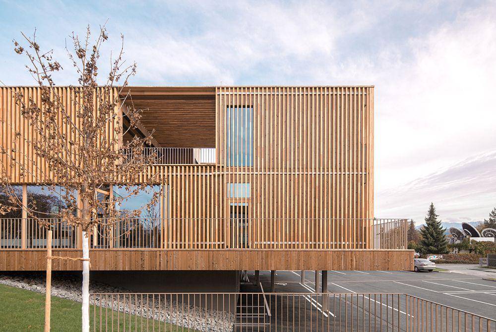 ilustrasi fasad rumah dengan woodplank (dok. dermaurer dan Sparkasse Bank/Dietger Wissounig Architekten via archdaily.com)
