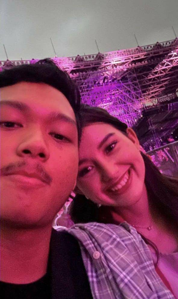 Azriel Hermansyah dan Sarah Menzel nonton BLACKPINK (instagram.com/azriel_hermansyah)
