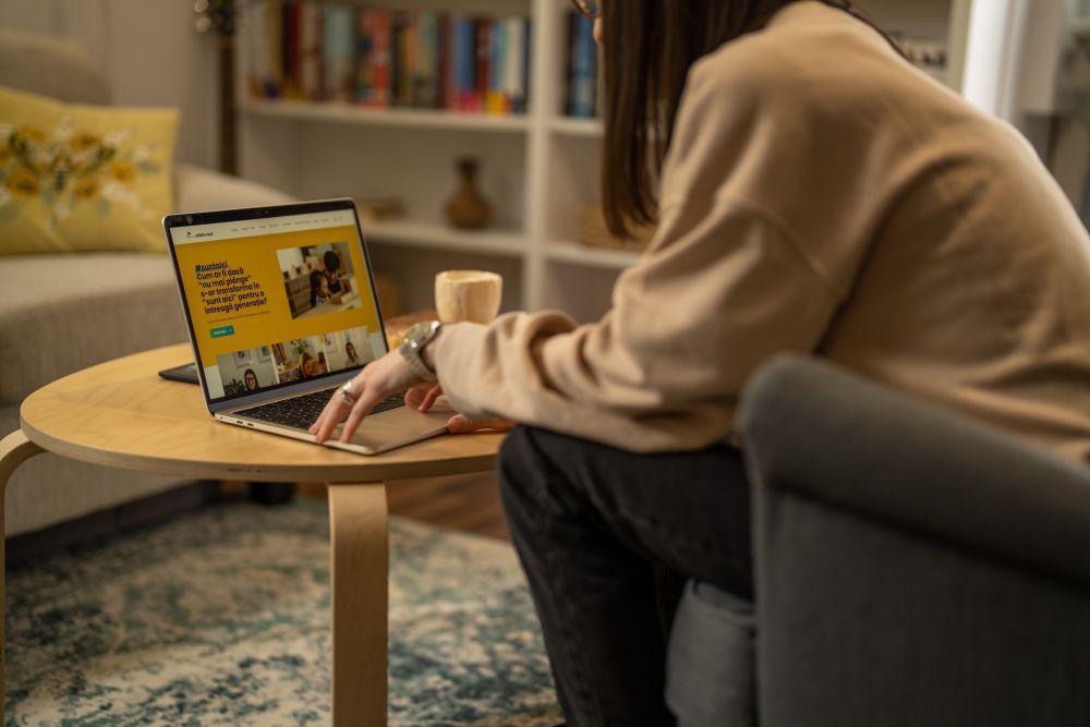 ilustrasi wanita sedang duduk di kursi (unsplash.com/Sebastian Pandelache)