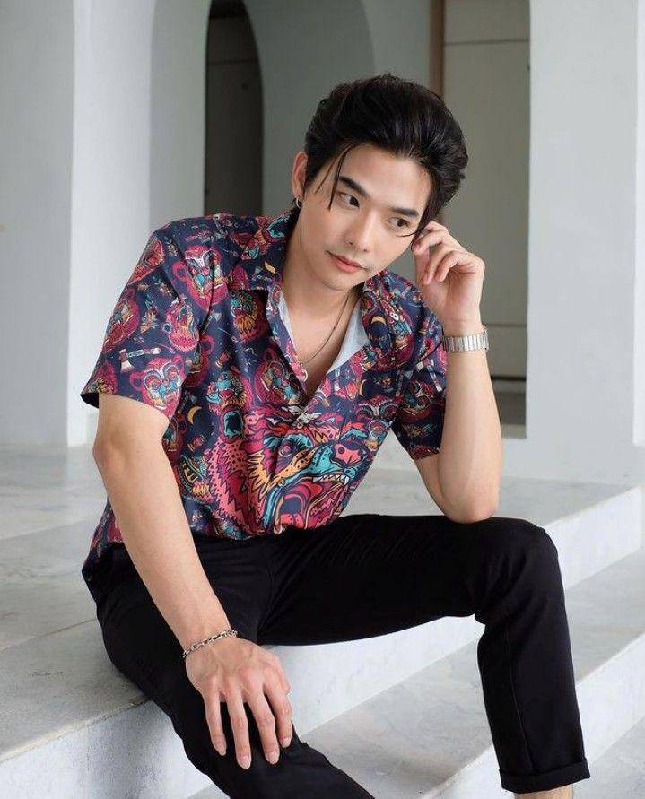 outfit kemeja bermotif ala Lee Thanat (instagram.com/lee_thanat)