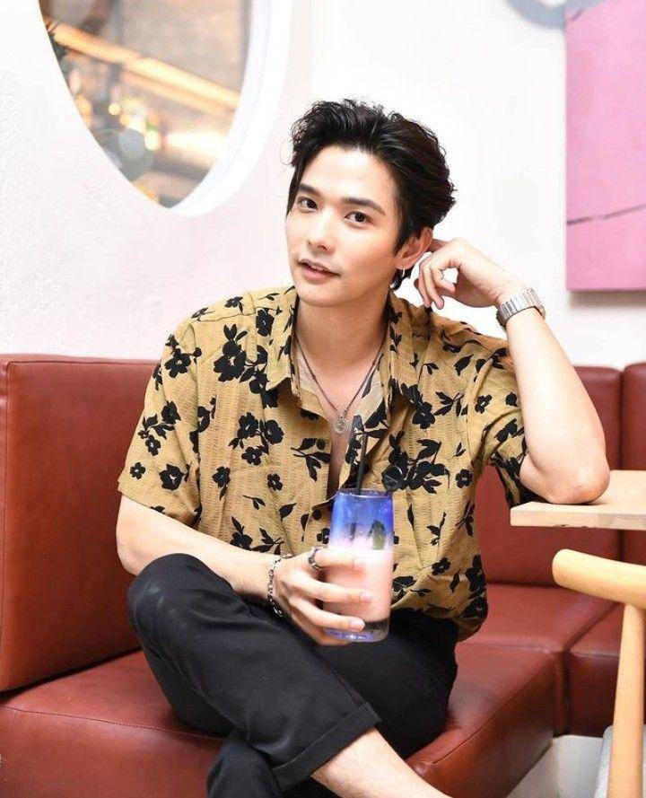 outfit kemeja bermotif ala Lee Thanat (instagram.com/lee_thanat)