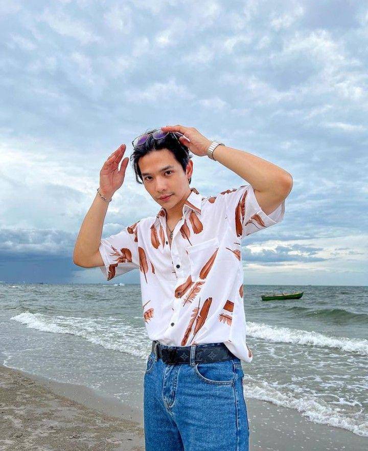 outfit kemeja bermotif ala Lee Thanat (instagram.com/lee_thanat)