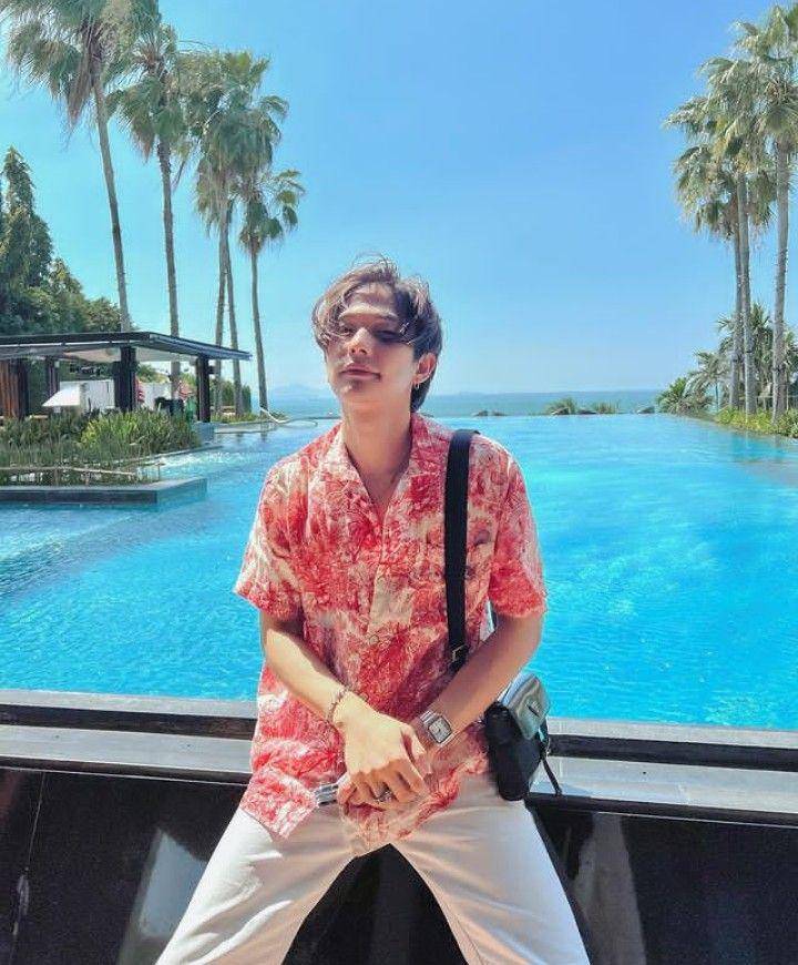 outfit kemeja bermotif ala Lee Thanat (instagram.com/lee_thanat)
