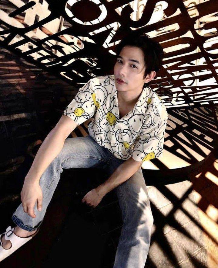 outfit kemeja bermotif ala Lee Thanat (instagram.com/lee_thanat)