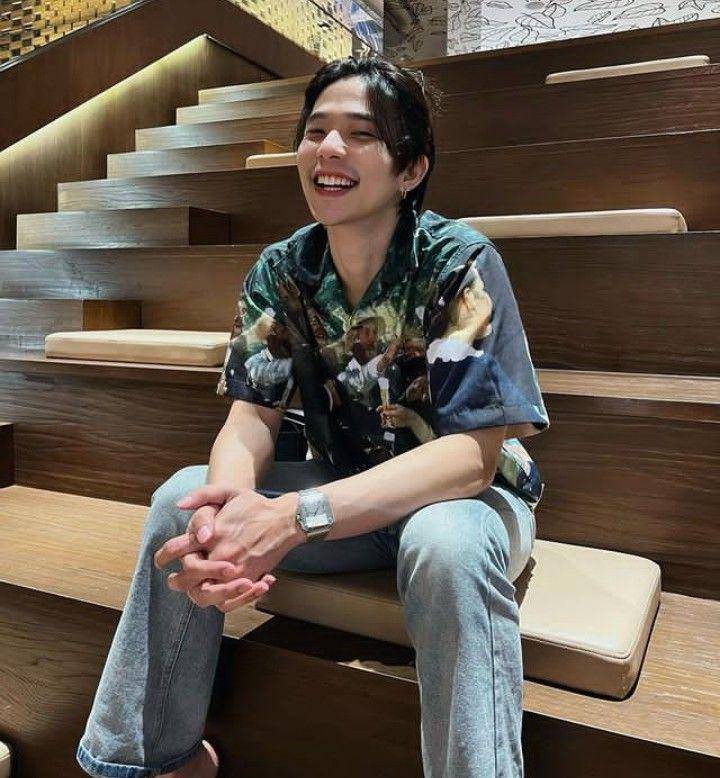 outfit kemeja bermotif ala Lee Thanat (instagram.com/lee_thanat)