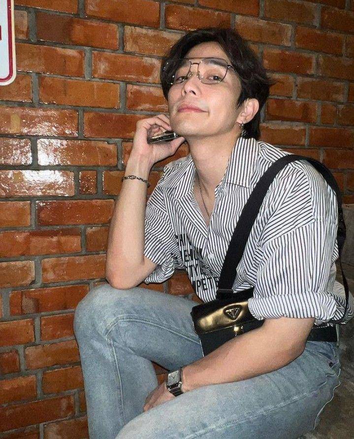 outfit kemeja bermotif ala Lee Thanat (instagram.com/lee_thanat)