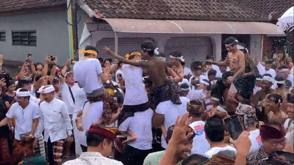 Tradisi Siat Yeh di Jimbaran saat Ngembak Geni. (Warisanbudaya.kemdikbud.go.id)