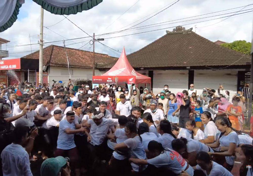 Tradisi Omed-omedan di Sesetan. (YouTube.com/ Ngurah Surya Kusuma)