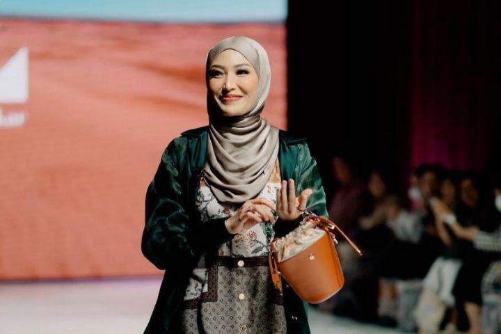 10 Potret Kalem Ayu Dewi Berhijab di Fashion Show, Bikin Pangling!