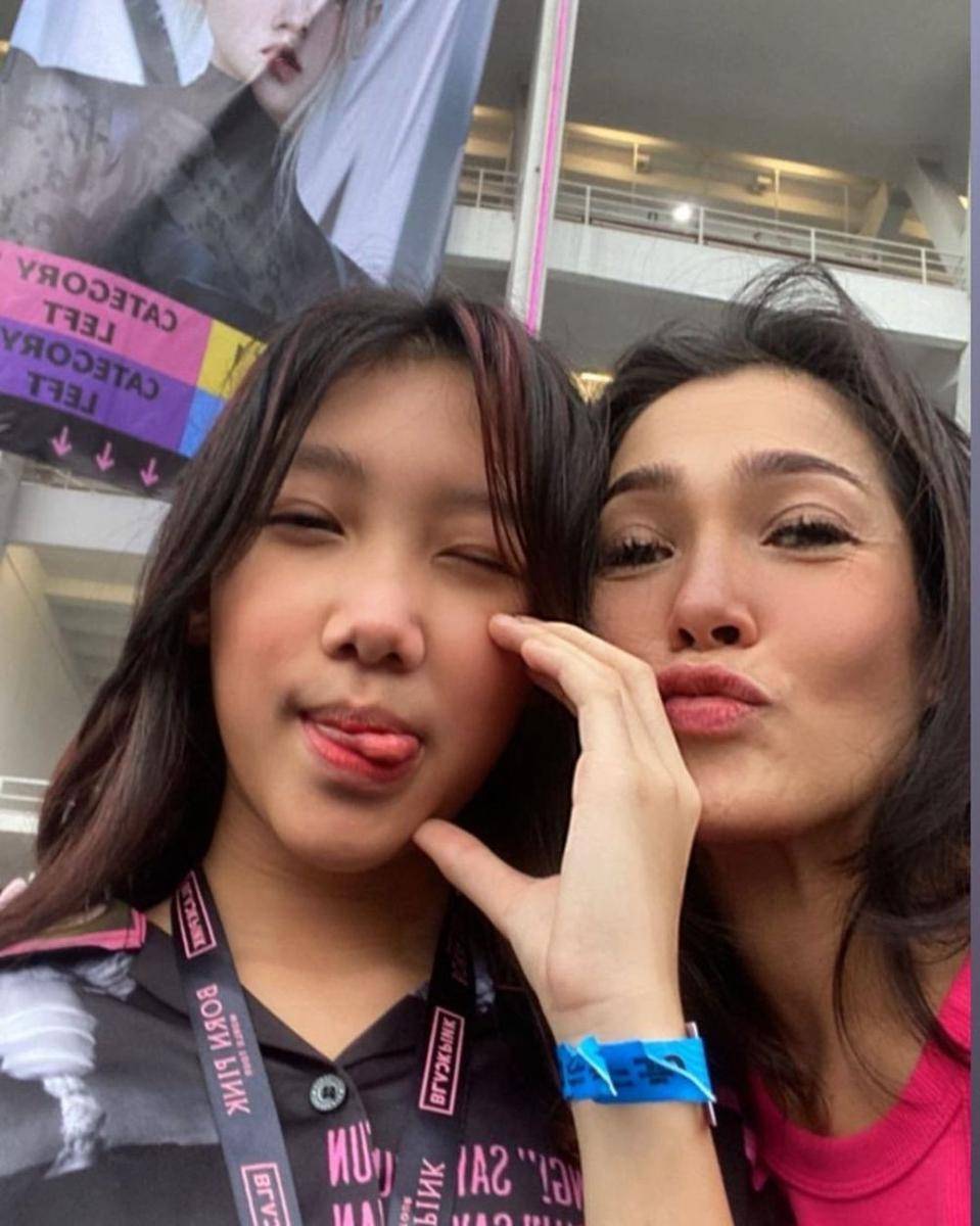 potret artis nonton konser BLACKPINK bareng anak (instagram.com/t_orasudi_ro))