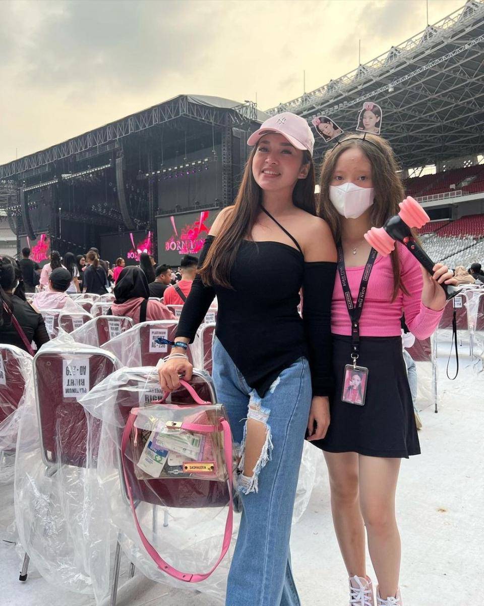 potret artis nonton konser BLACKPINK bareng anak (instagram.com/sashalexa_nh)