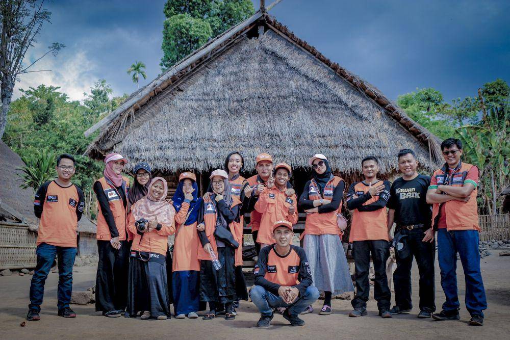ilustrasi mendapat teman baru saat menjadi relawan (unsplash.com/Su Nyoto)