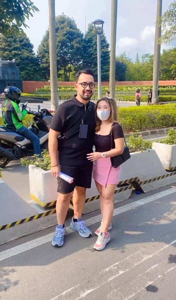 Gaya Kiky Saputri di konser Blackpink day 2 (instagram.com/kikysaputrii)