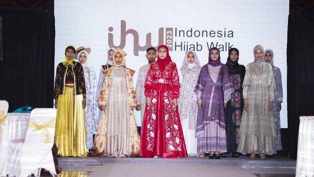 Parade Indonesia Hijab Walk yang berlangsung di Ballroom Masjid Raya Al-Jabbar, Kota Bandung. (Dok. Istimewa)