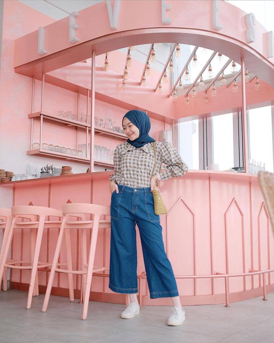 padu padan outfit kasual ala Saritiw (instagram.com/saritiw)