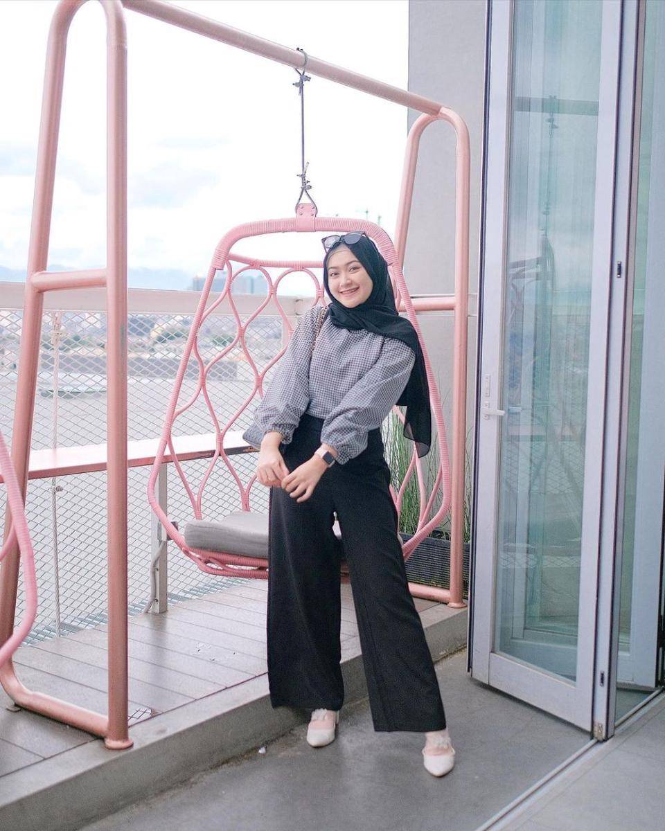 padu padan outfit kasual ala Saritiw (instagram.com/saritiw)