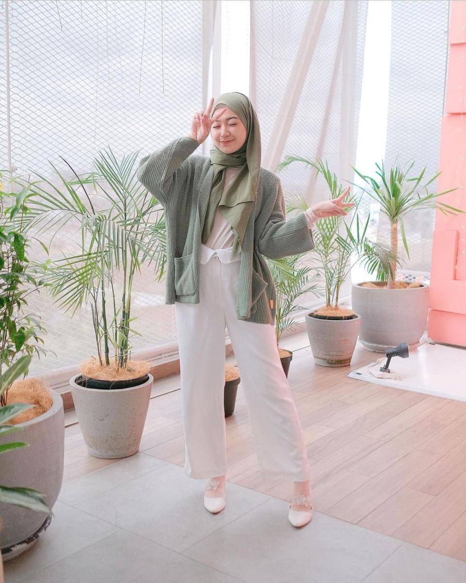 padu padan outfit kasual ala Saritiw (instagram.com/saritiw)